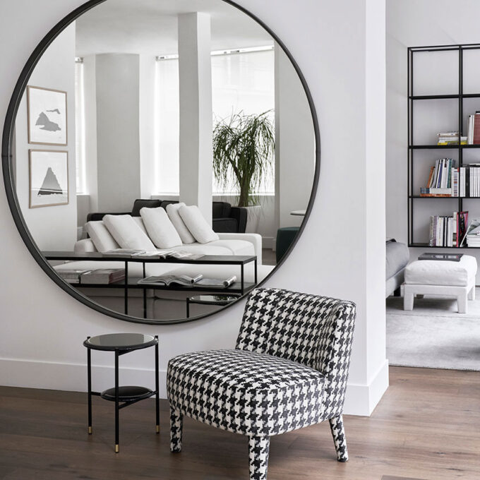 mobili-mobel-meridiani-Birk round mirror-setting-isabelle-chair-adrian-low-table